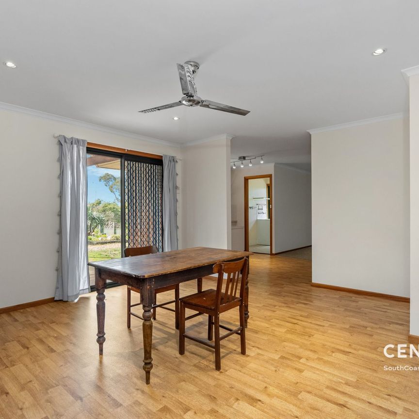 Spacious Family Home in a Prime Coastal Location - Photo 1