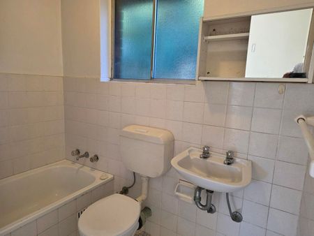 Top floor apartment boasting a prime position in the heart of Summer Hill. - Photo 3