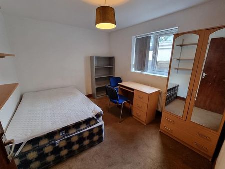 8 bedroom semi-detached house to rent - Photo 2
