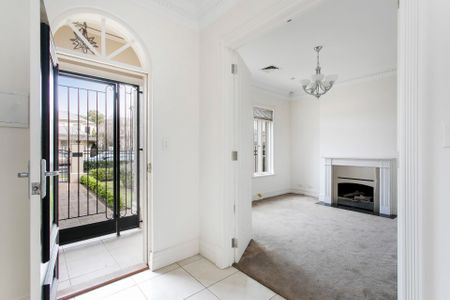 A classic beauty offering a cosmopolitan lifestyle! - Photo 5