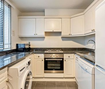 Two Bedroom Flat to rent in London - Photo 2