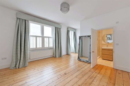 An exceptional Four bedroom Georgian townhouse offers beautiful accommodation, ideal as a refined family home, in the heart of the highly sought-after Kingsdown area. - Photo 3