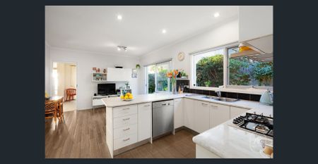 Charming Three-Bedroom Townhouse in Leafy Camberwell - Photo 5