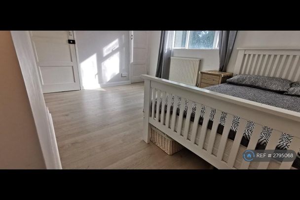 1 bedroom in a flat share to rent - Photo 1