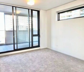 Newly Renovated 2 Bedroom Apartment - Photo 3