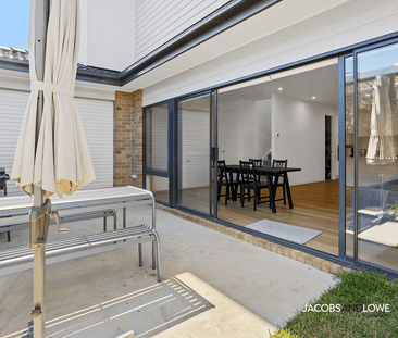 Modern Two-Storey Townhouse with Spacious Master Suite - Photo 5