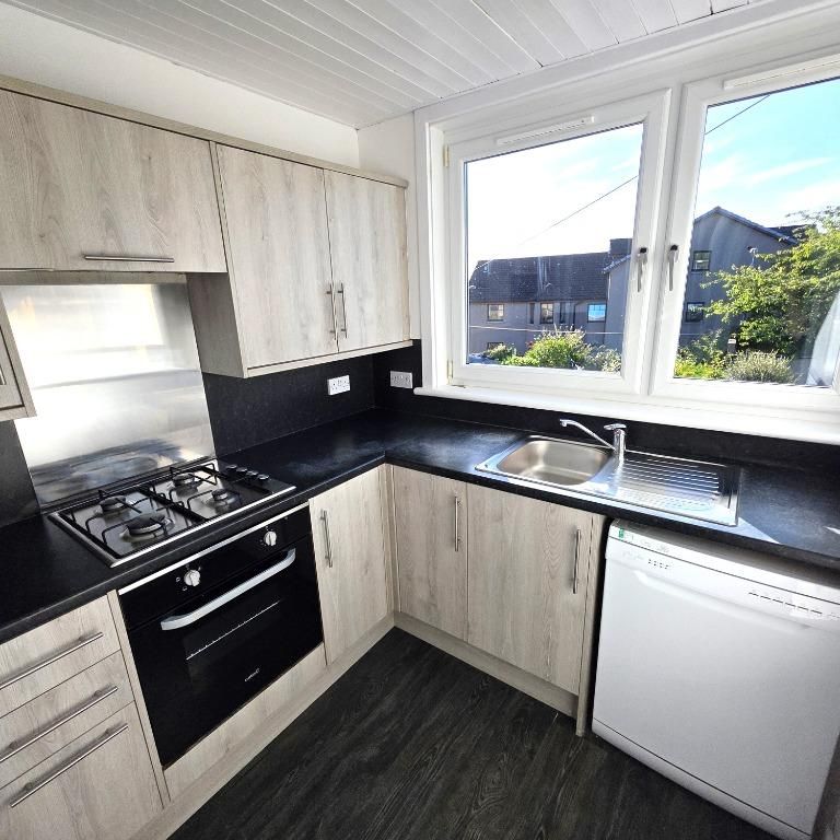 4 bedroom flat to rent - Photo 1