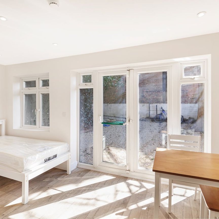 Studio Flat, Chatfield Road, CR0 - Photo 1