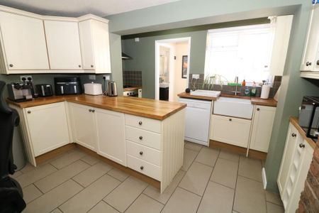 2 bedroom terraced house to rent - Photo 4