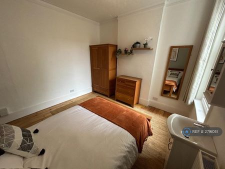 1 bedroom in a house share to rent - Photo 2