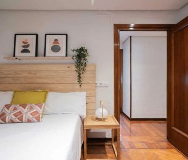 Room in a shared 6-bedroom apartment for rent in Argüelles - Photo 6