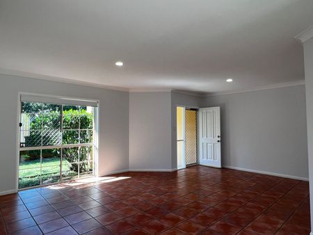 Large 3 Bedroom Family Home Close to Schools! - Photo 4
