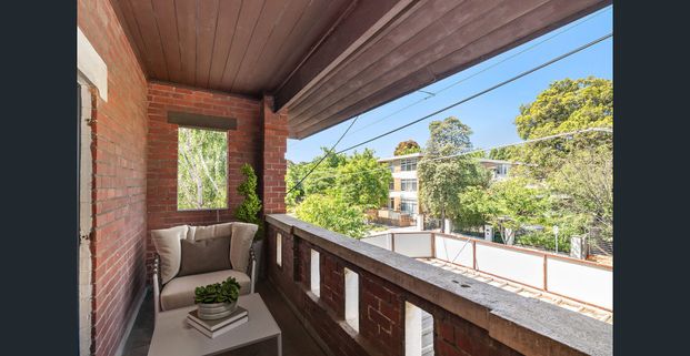 Charming and Completely Renovated Townhouse in a Sought-After Location - Photo 1