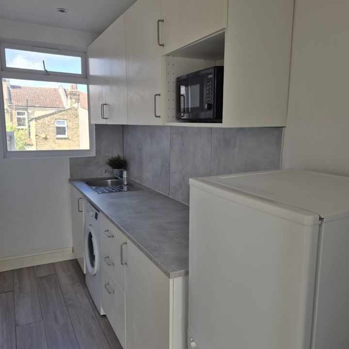 Studio Flat, Mayfair Avenue, IG1 - Photo 1