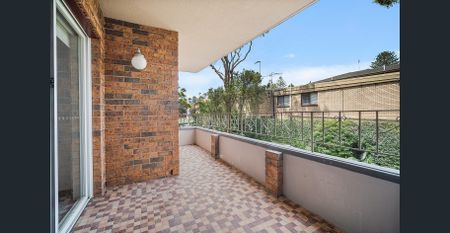 Newly Renovated Two-Bedroom Apartment in Prime Coastal Location - Photo 2