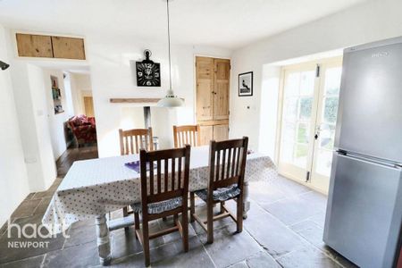 2 bedroom character property to rent - Photo 2