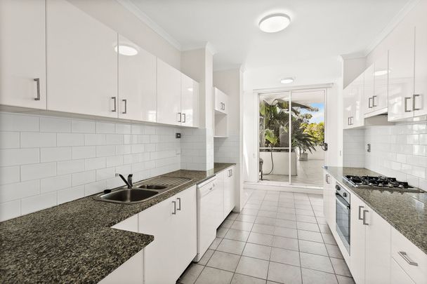 Bright and Spacious Apartment in Prime Cronulla Location - Photo 1