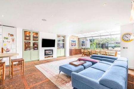 A superbly situated and recently renovated five bedroom Victorian family home with off-street parking - Photo 4