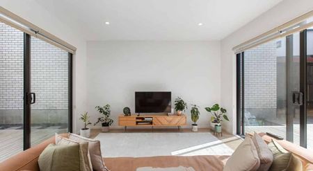 4 bedrooms + 3 bathrooms - Photo 2