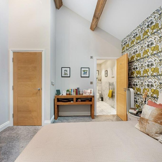 2 bedroom mews to rent - Photo 1