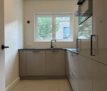 Nieuw gerenoveerd gelijkvloers appartement met garagebox te huur te Sint-Amandsberg - Photo 2