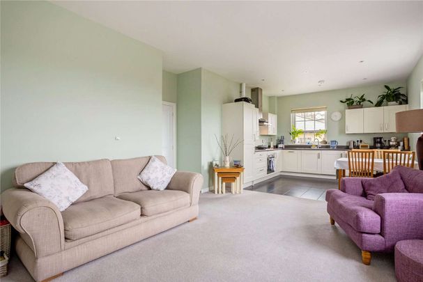 Beautiful top floor two bedroom apartment in Winchester Village. - Photo 1