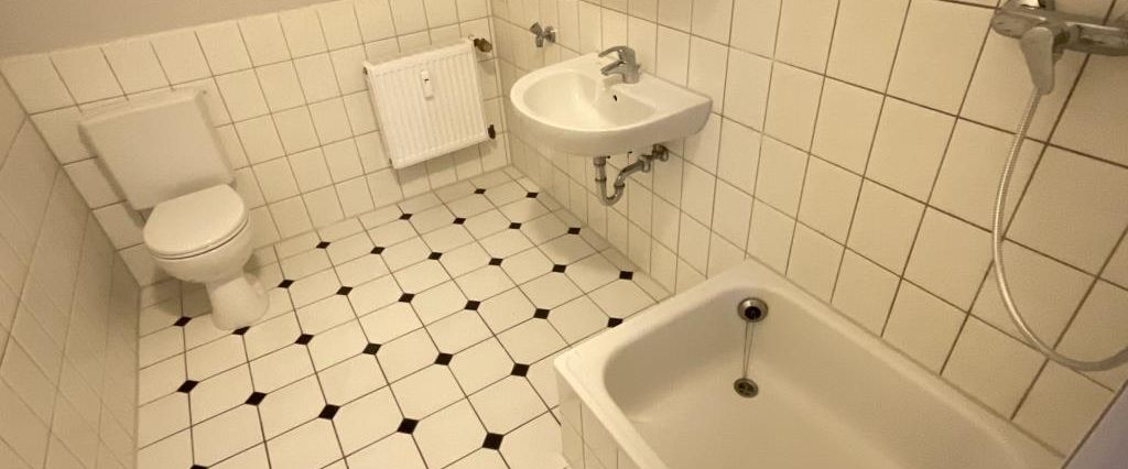 Für Junge und Junggebliebene. Tolle 2-Zimmer-Wohnung im 4. OG in Duisburg Ruhrort - Photo 1