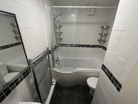 4 bedroom flat to rent - Photo 4