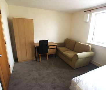 Double Room within a flat share in E14! - Photo 2