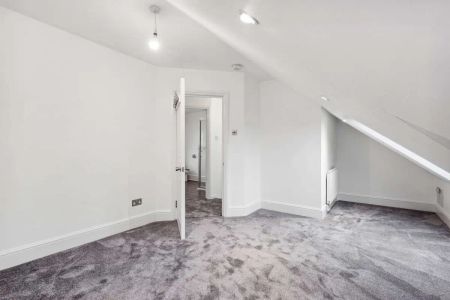 3 bedroom flat in Wandsworth - Photo 3