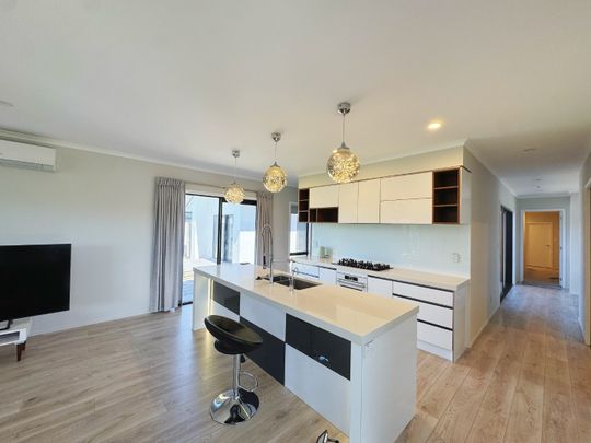 Discover comfort and style in this beautifully appointed Flagstaff luxury home, offering 5 bedrooms, including two with their own ensuites. - Photo 1