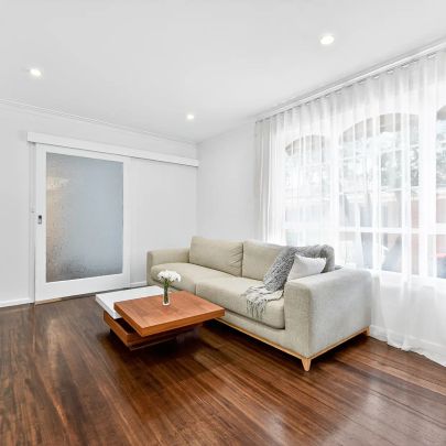 Spacious Ground-Floor Living with Courtyard Comfort - Photo 1