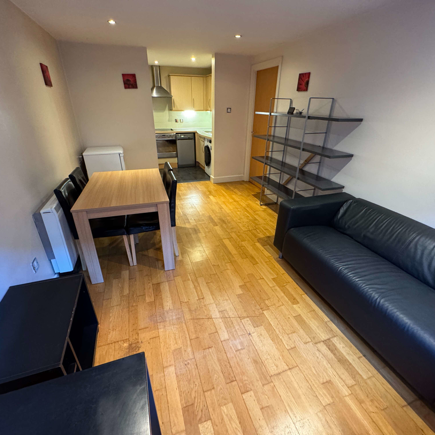 STUDENT APARTMENT TO RENT for £122 per person Room 1 - Photo 1