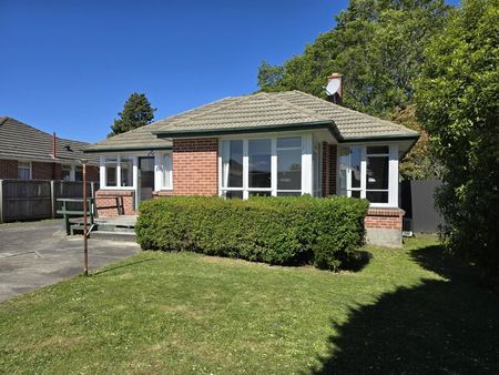 THREE BEDROOMS – HEATPUMP – PETS NEGOTIABLE - Photo 3