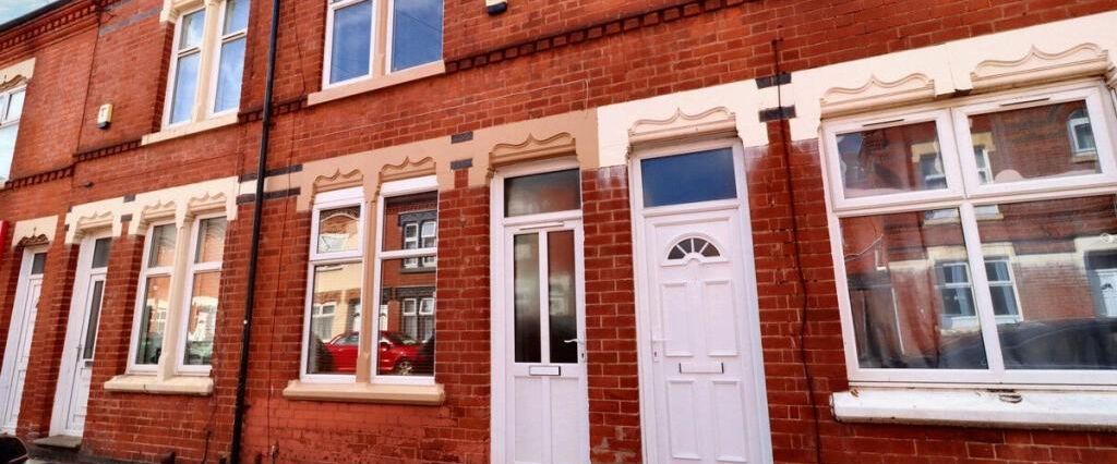 2 bedroom terraced house to rent - Photo 1