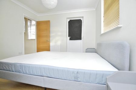 1 bedroom Flat To Let - Photo 2