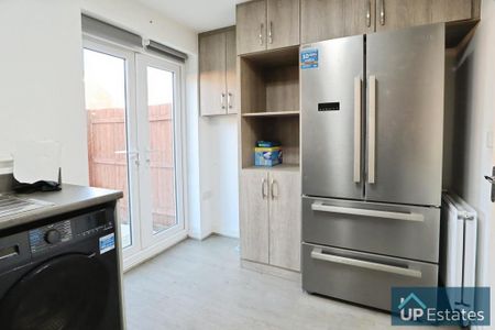 3 bedroom semi-detached house to rent - Photo 3