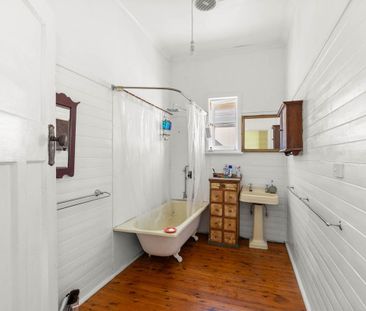 Charming & Spacious Home - Photo 2