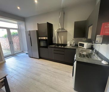 1 bedroom in a house share to rent - Photo 2