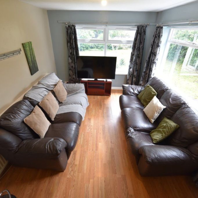 6 bedroom House in Moor Park Drive, Leeds - Photo 1