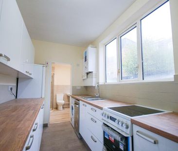 4 bedroom terraced house to rent - Photo 5