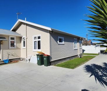 Centrally located 3 bedroom character home. - Photo 4