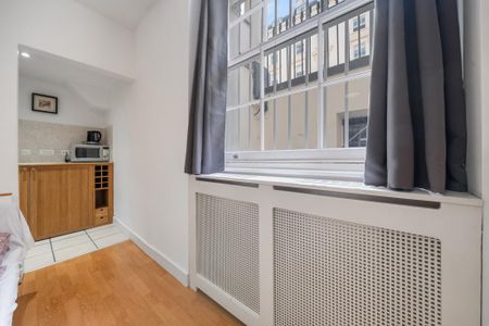 A spacious studio apartment set on the lower ground floor in Pimlico, London SW1V - Photo 2