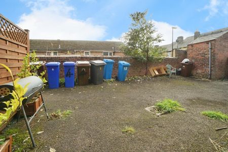 3 bedroom House To Let - Photo 2