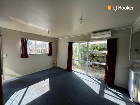 Tidy 4 bedrooom flat - Photo 5