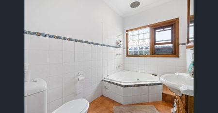 LEVEL FAMILY HOME - Photo 4