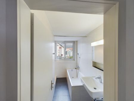 GENEROUSLY SITUATED IN A CENTRAL LOCATION - Foto 5