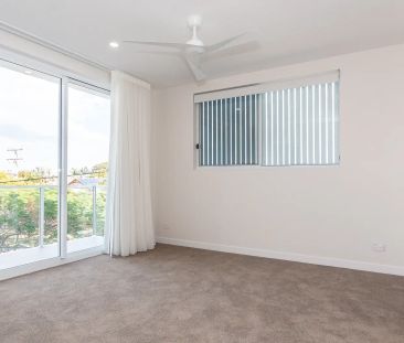 Stunning New 3-Bedroom Unit with Spectacular Views of Moreton Bay! - Photo 5