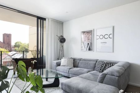 Ultra Modern Light Filled Apartment - Photo 4