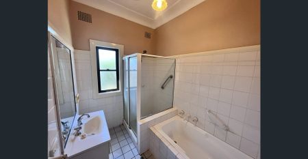 Three bedroom family home - Photo 5